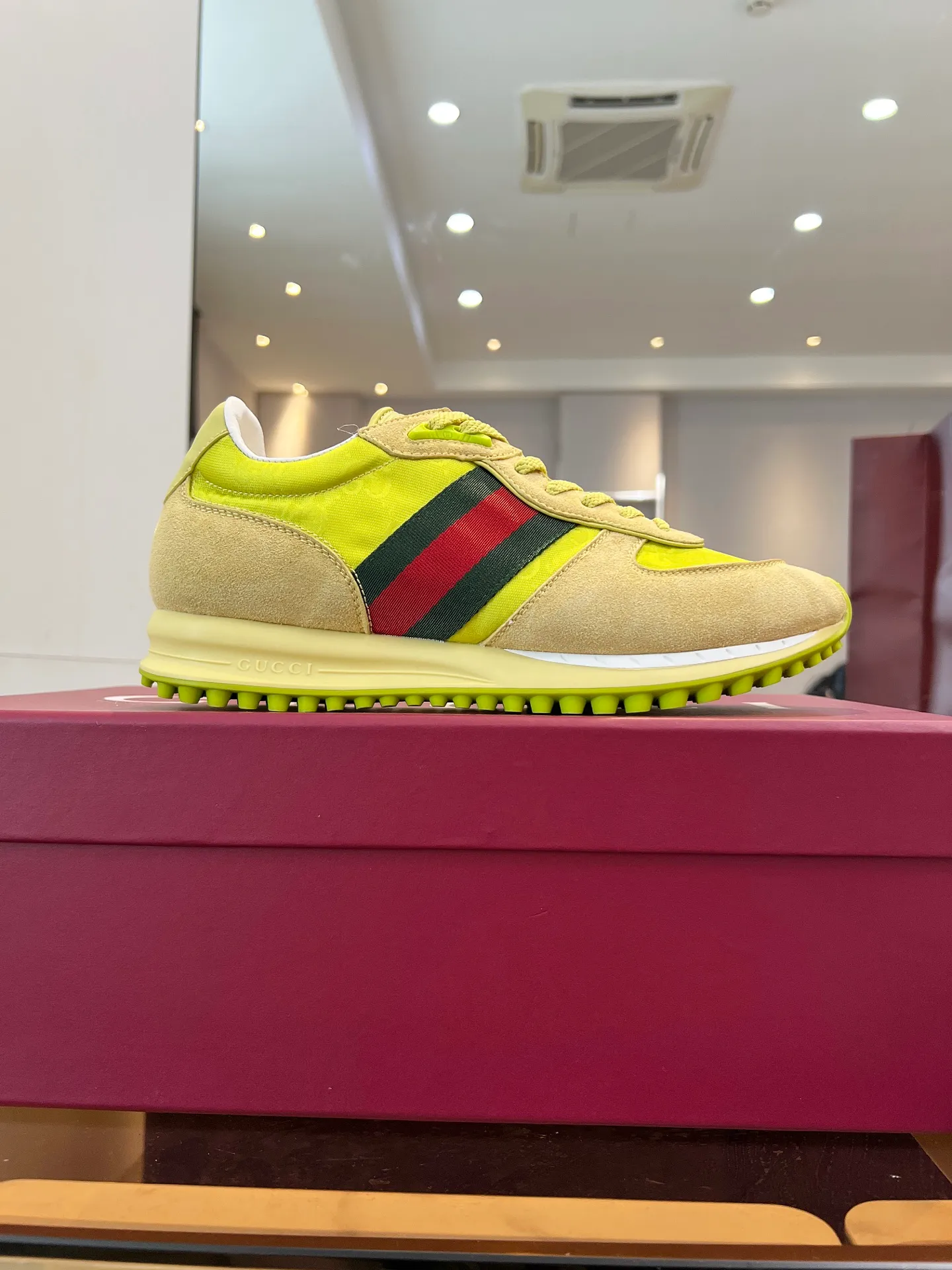 [G Home] P: 660💰 Men's Size: 40-44 (45 custom-made) GUCCI Gucci New Style When classic craftsmanship meets lazy fashion, this pair of Gucci men's casual shoes is the answer to refresh your wardrobe! The shoe body is made of soft calfskin and breathable fabric. Every step is as light as a cloud. The Italian tailoring releases the freedom of your feet, making daily travel a luxurious and comfortable experience. The iconic GG Supreme print on the side of the shoe low-key tells the brand's genes, and the metal horsebit embellishes the tongue, instantly lighting up the minimalist design; the contrasting webbing on the heel adds a smart layer, and the rubber serrated sole combines retro texture with modern anti-slip performance. Whether paired with jeans, a dress or wide-leg trousers, it can be the finishing touch of a look - languid yet sophisticated, effortless yet edgy.